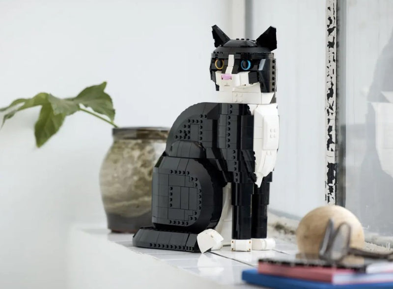 LEGO® Ideas Tuxedo Cat 21349