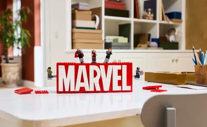 LEGO® MARVEL Logo & Minifigures 76313