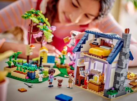 LEGO® Friends Beekeepers’ House and Flower Garden 42669