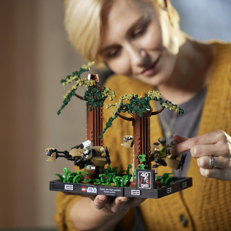 LEGO® Endor Speeder Chase Diorama 75353